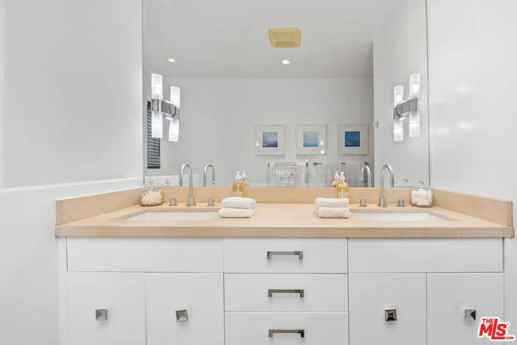 Santa Monica, California 90403, United States, 3 Bedrooms Bedrooms, ,3 BathroomsBathrooms,Residential,Pending,11491