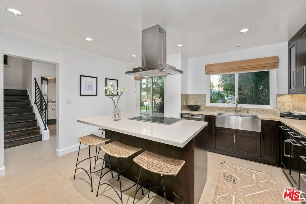 Santa Monica, California 90403, United States, 3 Bedrooms Bedrooms, ,3 BathroomsBathrooms,Residential,Pending,11491