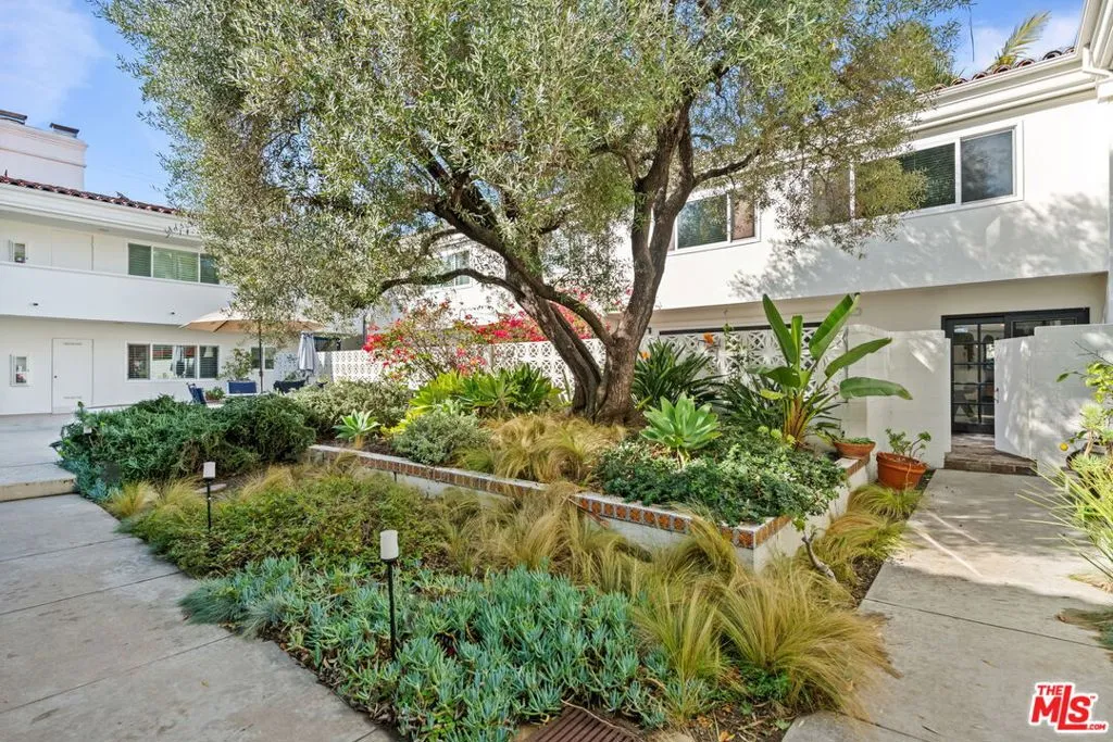 Santa Monica, California 90403, United States, 3 Bedrooms Bedrooms, ,3 BathroomsBathrooms,Residential,Pending,11491