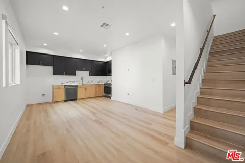 MLS: 25502961