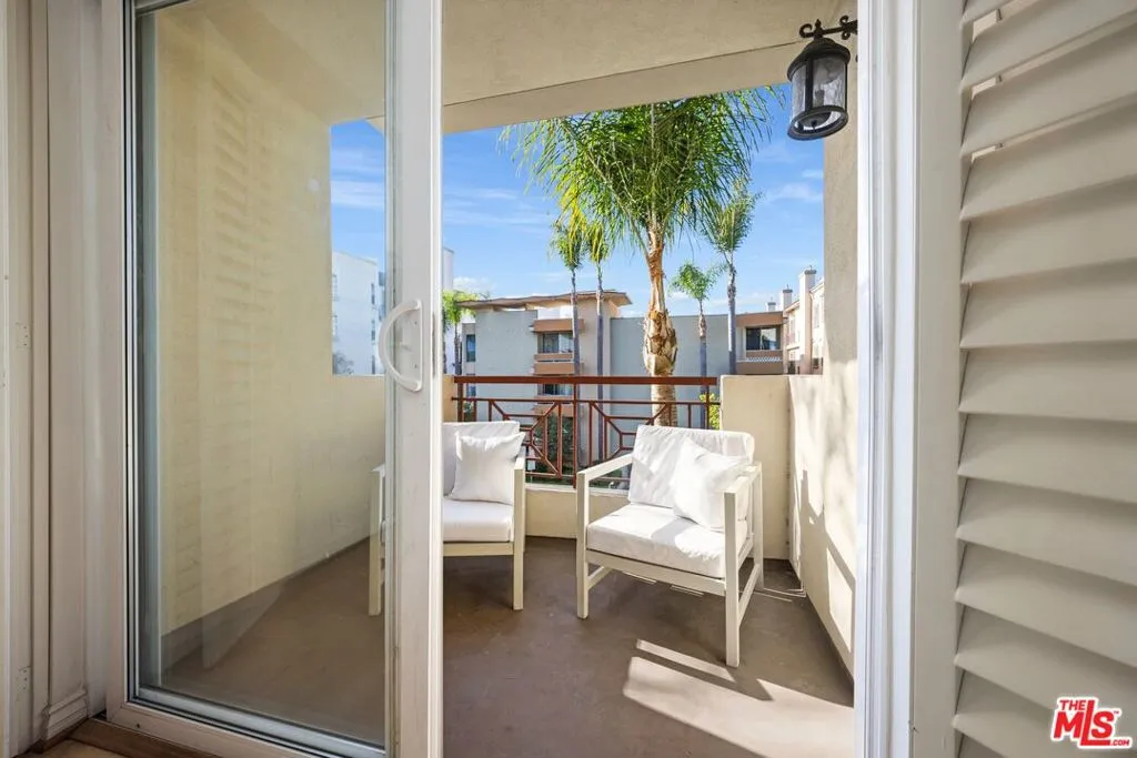 Los Angeles, California 90048, United States, 2 Bedrooms Bedrooms, ,2 BathroomsBathrooms,Residential,Pending,22242