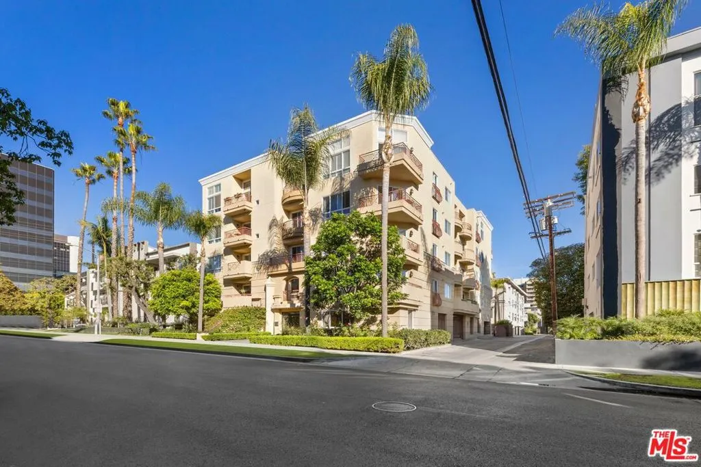 Los Angeles, California 90048, United States, 2 Bedrooms Bedrooms, ,2 BathroomsBathrooms,Residential,Pending,22242