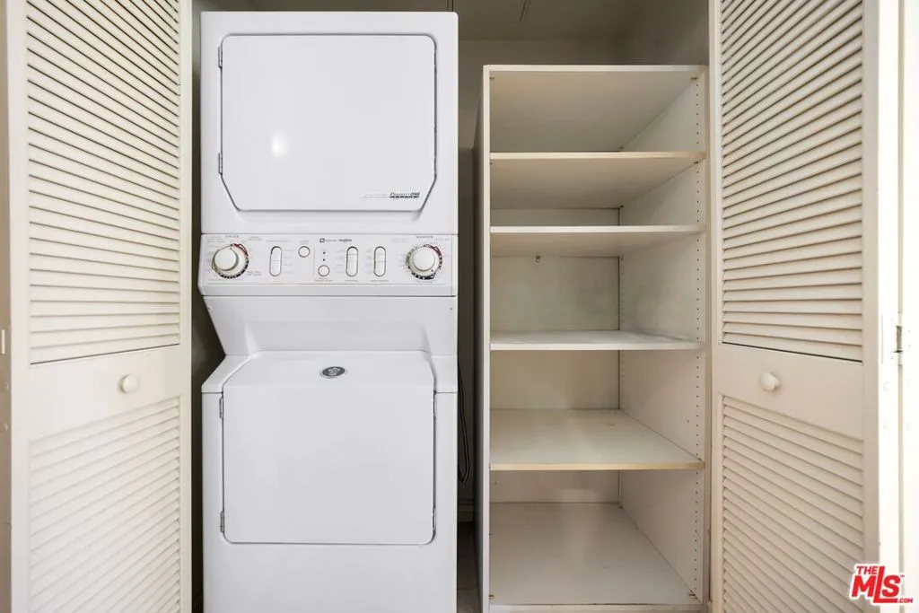 Los Angeles, California 90048, United States, 2 Bedrooms Bedrooms, ,2 BathroomsBathrooms,Residential,Pending,22242