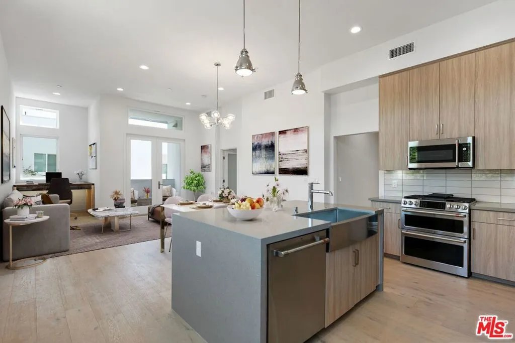 Hollywood, California 90028, United States, 3 Bedrooms Bedrooms, ,3 BathroomsBathrooms,Residential,Active,21426