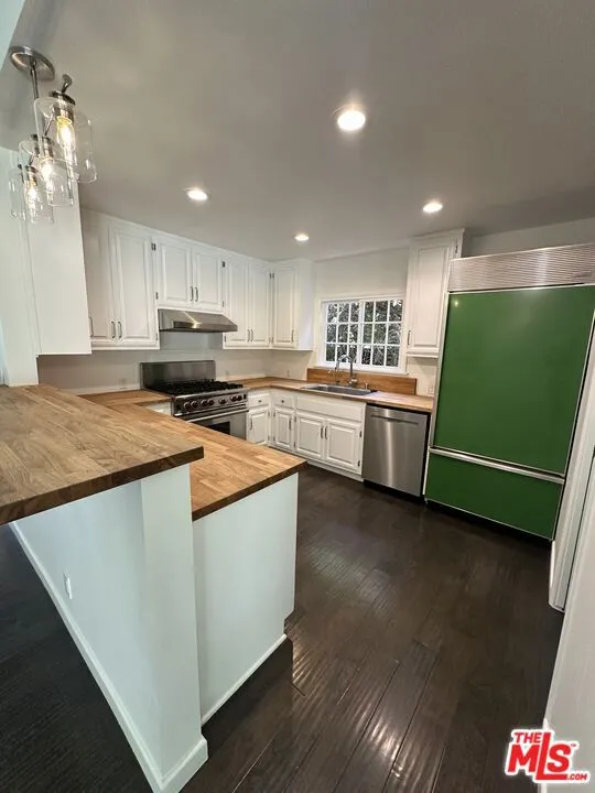 Santa Monica, California 90402, United States, 3 Bedrooms Bedrooms, ,2 BathroomsBathrooms,Residential,Pending,126629