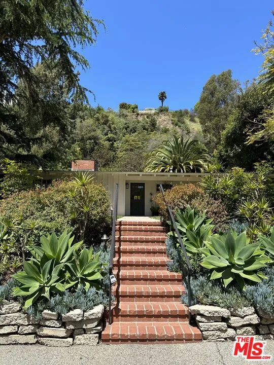 Santa Monica, California 90402, United States, 3 Bedrooms Bedrooms, ,2 BathroomsBathrooms,Residential,Pending,126629