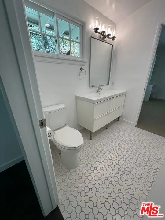 Santa Monica, California 90402, United States, 3 Bedrooms Bedrooms, ,2 BathroomsBathrooms,Residential,Pending,126629