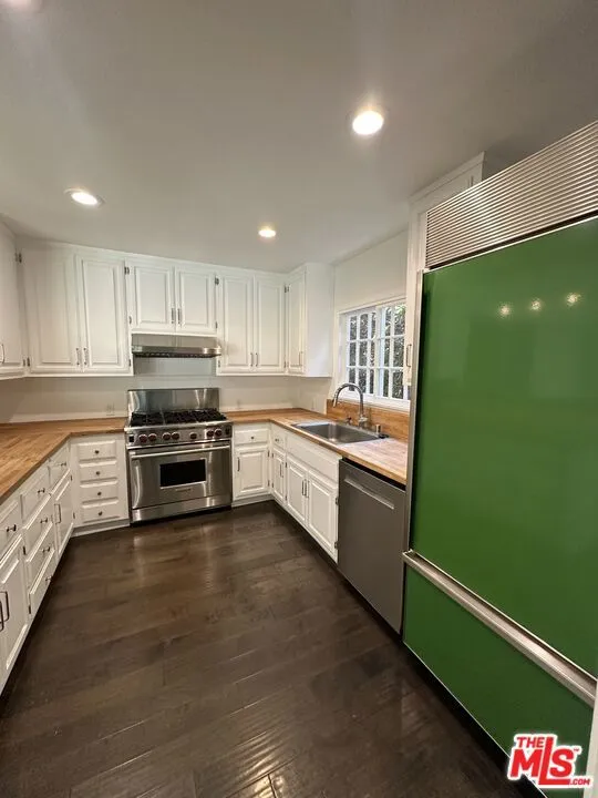 Santa Monica, California 90402, United States, 3 Bedrooms Bedrooms, ,2 BathroomsBathrooms,Residential,Pending,126629