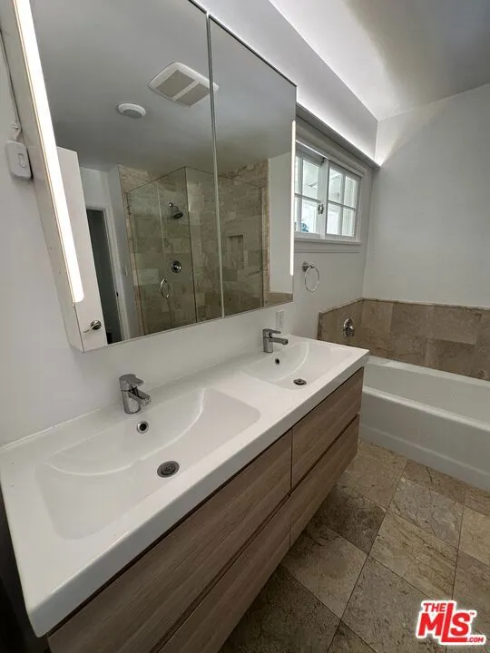 Santa Monica, California 90402, United States, 3 Bedrooms Bedrooms, ,2 BathroomsBathrooms,Residential,Pending,126629