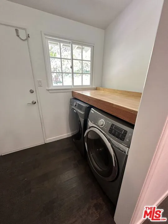 Santa Monica, California 90402, United States, 3 Bedrooms Bedrooms, ,2 BathroomsBathrooms,Residential,Pending,126629