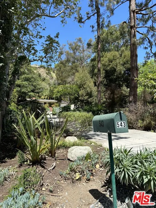 Santa Monica, California 90402, United States, 3 Bedrooms Bedrooms, ,2 BathroomsBathrooms,Residential,Pending,126629