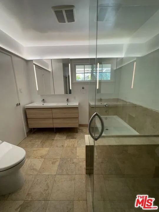 Santa Monica, California 90402, United States, 3 Bedrooms Bedrooms, ,2 BathroomsBathrooms,Residential,Pending,126629