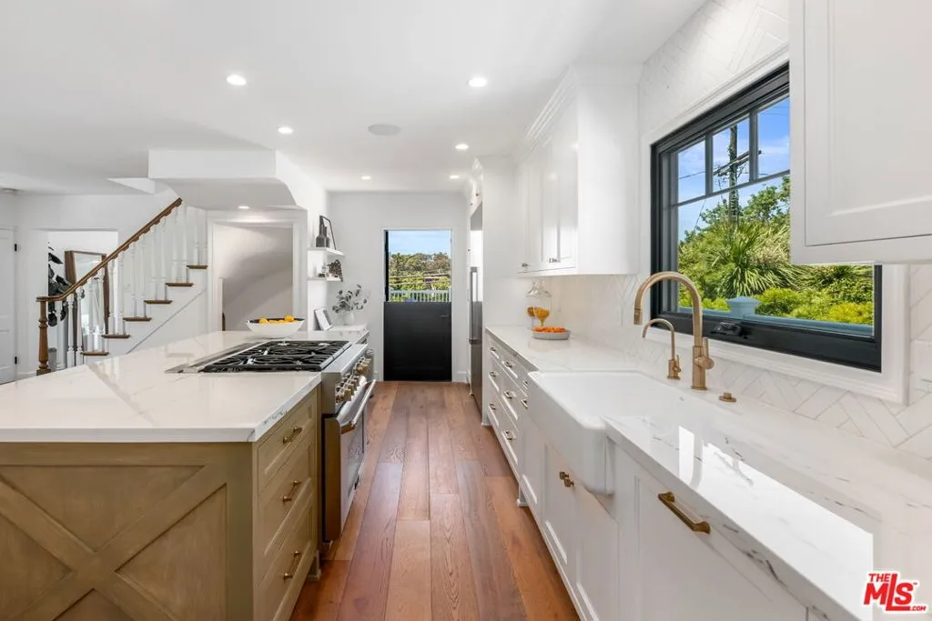 Santa Monica, California 90402, United States, 3 Bedrooms Bedrooms, ,4 BathroomsBathrooms,Residential,Pending,120092