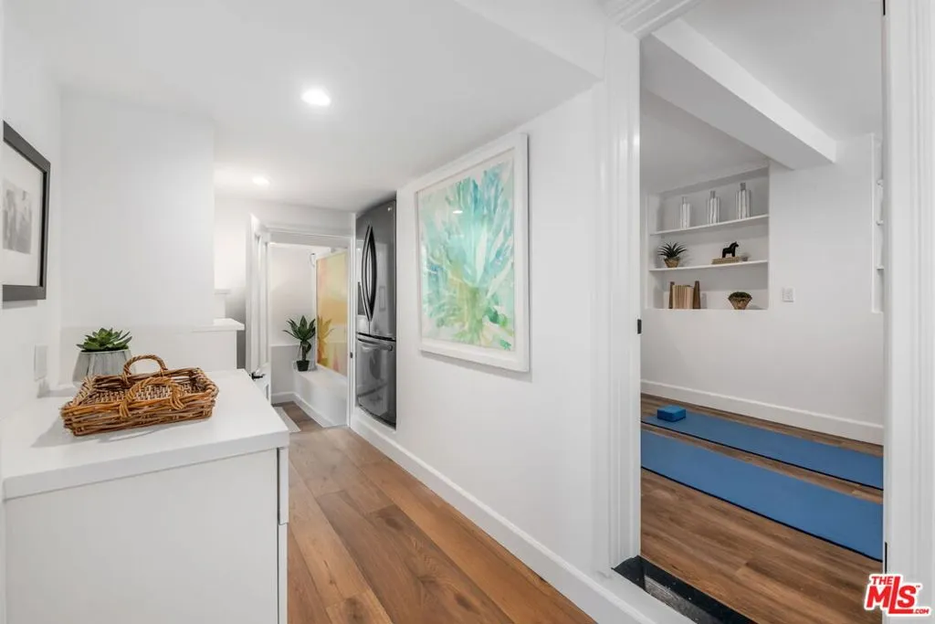 Santa Monica, California 90402, United States, 3 Bedrooms Bedrooms, ,4 BathroomsBathrooms,Residential,Pending,120092