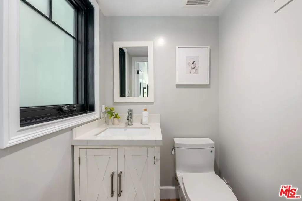 Santa Monica, California 90402, United States, 3 Bedrooms Bedrooms, ,4 BathroomsBathrooms,Residential,Pending,120092