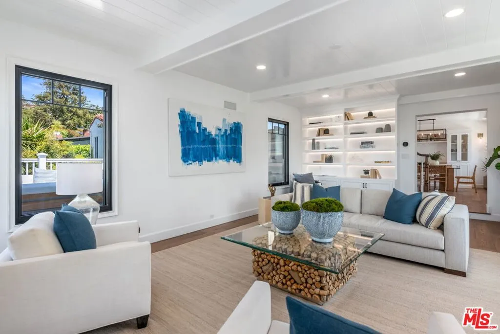 Santa Monica, California 90402, United States, 3 Bedrooms Bedrooms, ,4 BathroomsBathrooms,Residential,Pending,120092