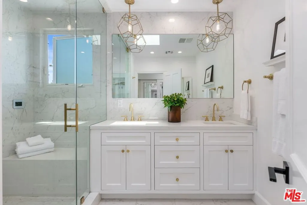 Santa Monica, California 90402, United States, 3 Bedrooms Bedrooms, ,4 BathroomsBathrooms,Residential,Pending,120092