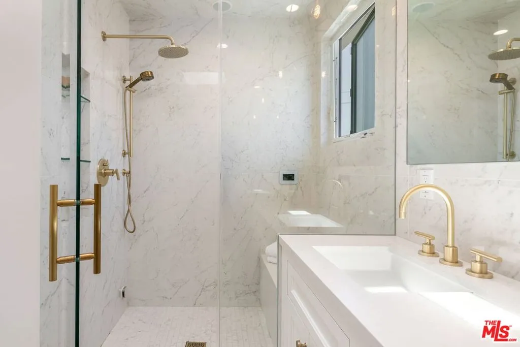 Santa Monica, California 90402, United States, 3 Bedrooms Bedrooms, ,4 BathroomsBathrooms,Residential,Pending,120092