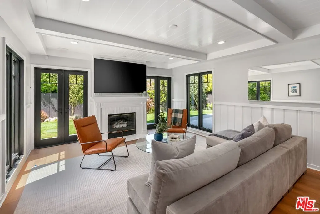 Santa Monica, California 90402, United States, 3 Bedrooms Bedrooms, ,4 BathroomsBathrooms,Residential,Pending,120092