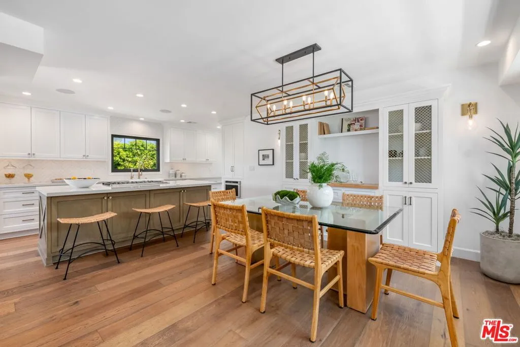 Santa Monica, California 90402, United States, 3 Bedrooms Bedrooms, ,4 BathroomsBathrooms,Residential,Pending,120092