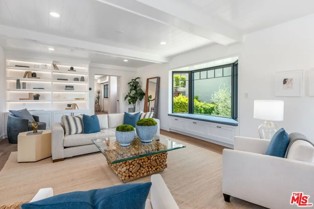 Santa Monica, California 90402, United States, 3 Bedrooms Bedrooms, ,4 BathroomsBathrooms,Residential,Pending,120092