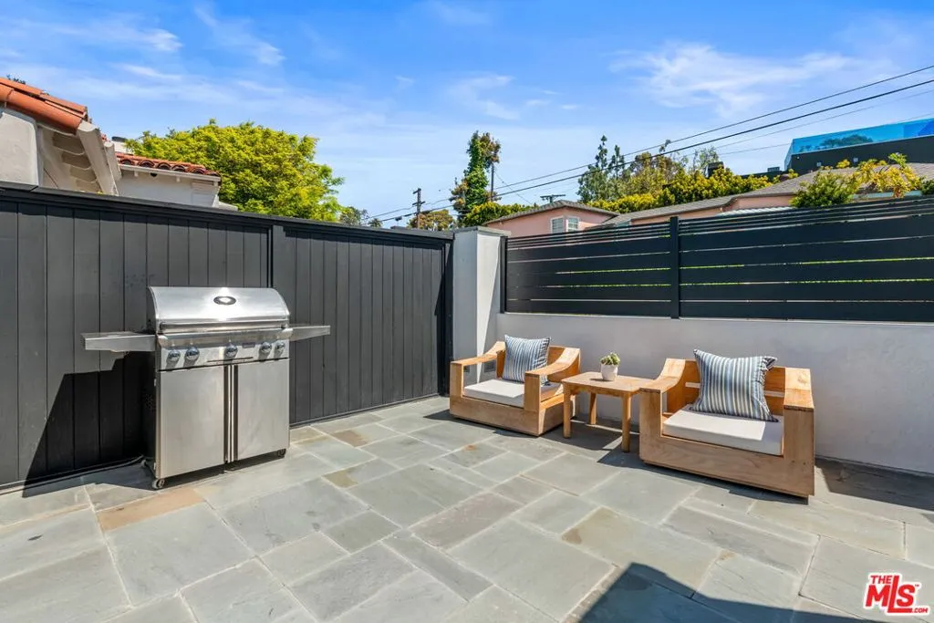 Santa Monica, California 90402, United States, 3 Bedrooms Bedrooms, ,4 BathroomsBathrooms,Residential,Pending,120092