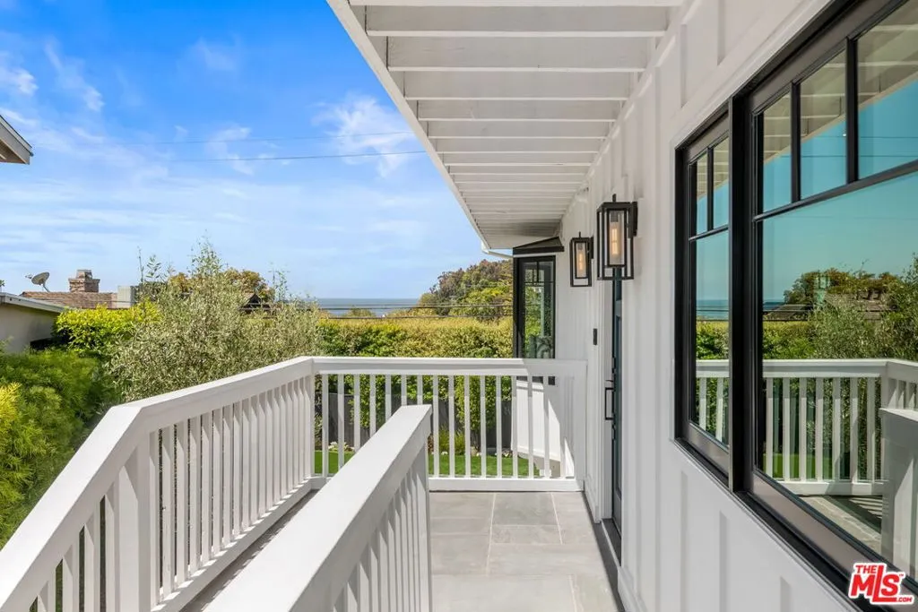 Santa Monica, California 90402, United States, 3 Bedrooms Bedrooms, ,4 BathroomsBathrooms,Residential,Pending,120092