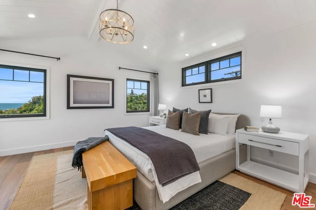 Santa Monica, California 90402, United States, 3 Bedrooms Bedrooms, ,4 BathroomsBathrooms,Residential,Pending,120092