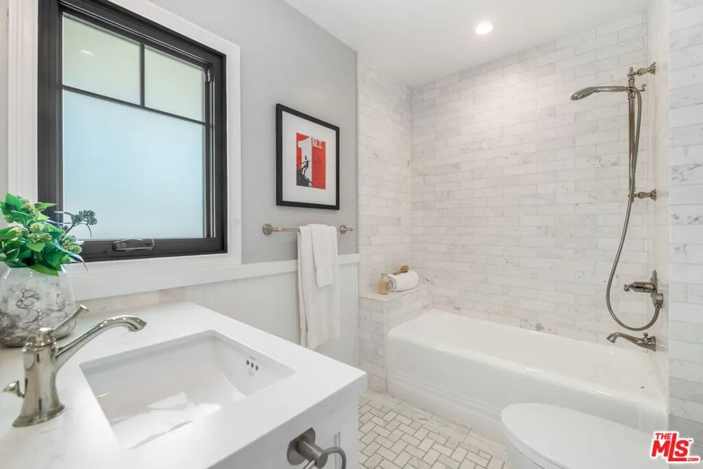 Santa Monica, California 90402, United States, 3 Bedrooms Bedrooms, ,4 BathroomsBathrooms,Residential,Pending,120092