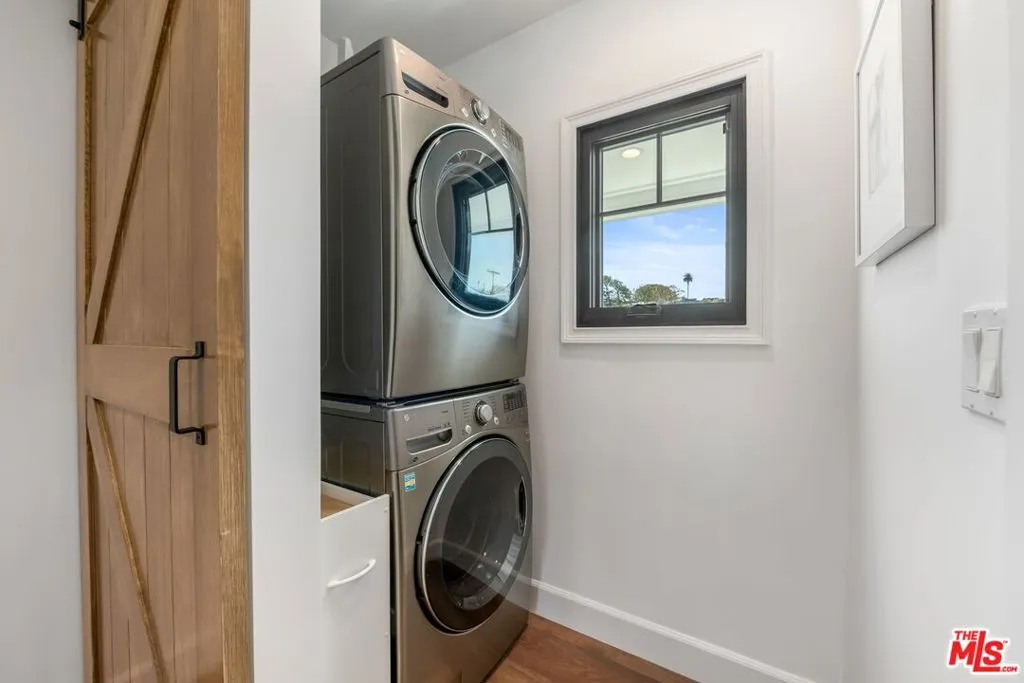 Santa Monica, California 90402, United States, 3 Bedrooms Bedrooms, ,4 BathroomsBathrooms,Residential,Pending,120092