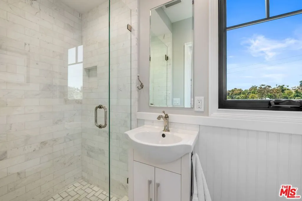 Santa Monica, California 90402, United States, 3 Bedrooms Bedrooms, ,4 BathroomsBathrooms,Residential,Pending,120092