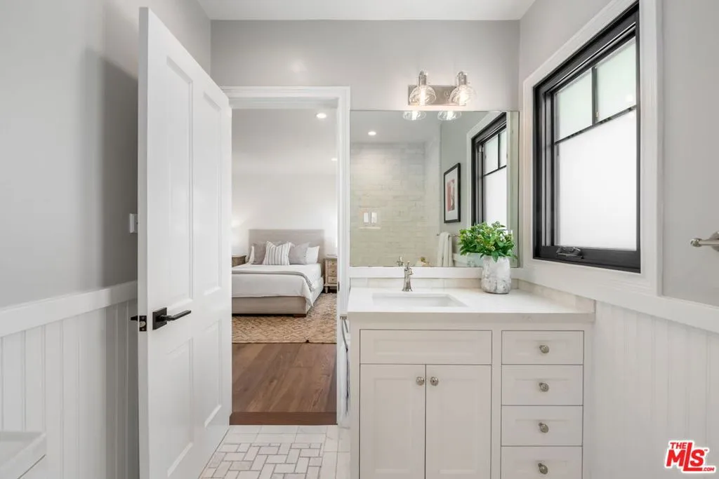 Santa Monica, California 90402, United States, 3 Bedrooms Bedrooms, ,4 BathroomsBathrooms,Residential,Pending,120092