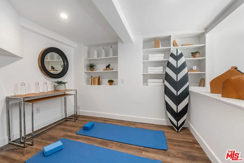 Santa Monica, California 90402, United States, 3 Bedrooms Bedrooms, ,4 BathroomsBathrooms,Residential,Pending,120092