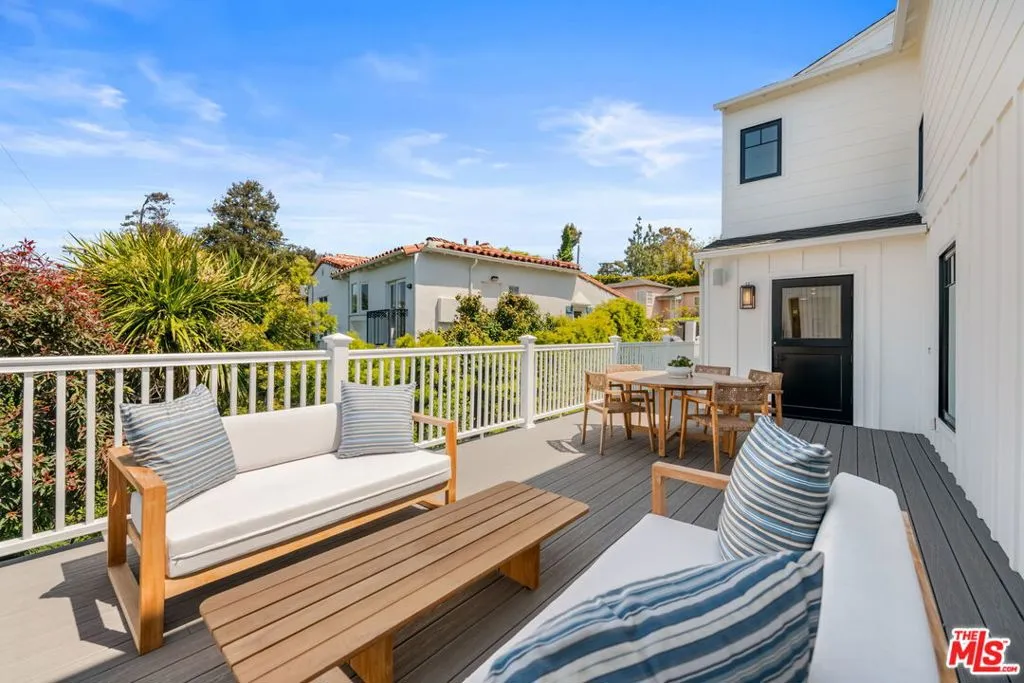 Santa Monica, California 90402, United States, 3 Bedrooms Bedrooms, ,4 BathroomsBathrooms,Residential,Pending,120092