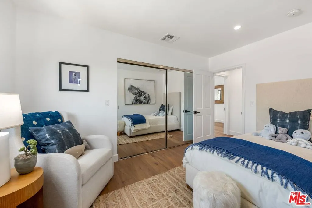 Santa Monica, California 90402, United States, 3 Bedrooms Bedrooms, ,4 BathroomsBathrooms,Residential,Pending,120092