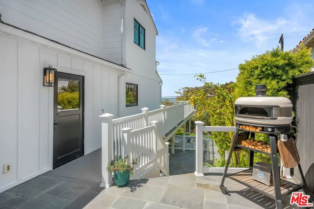 Santa Monica, California 90402, United States, 3 Bedrooms Bedrooms, ,4 BathroomsBathrooms,Residential,Pending,120092