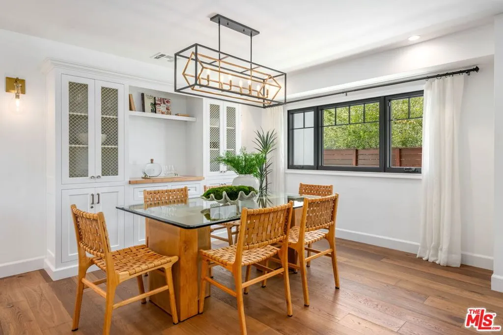 Santa Monica, California 90402, United States, 3 Bedrooms Bedrooms, ,4 BathroomsBathrooms,Residential,Pending,120092