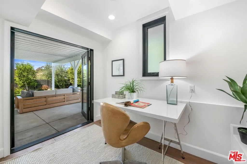 Santa Monica, California 90402, United States, 3 Bedrooms Bedrooms, ,4 BathroomsBathrooms,Residential,Pending,120092