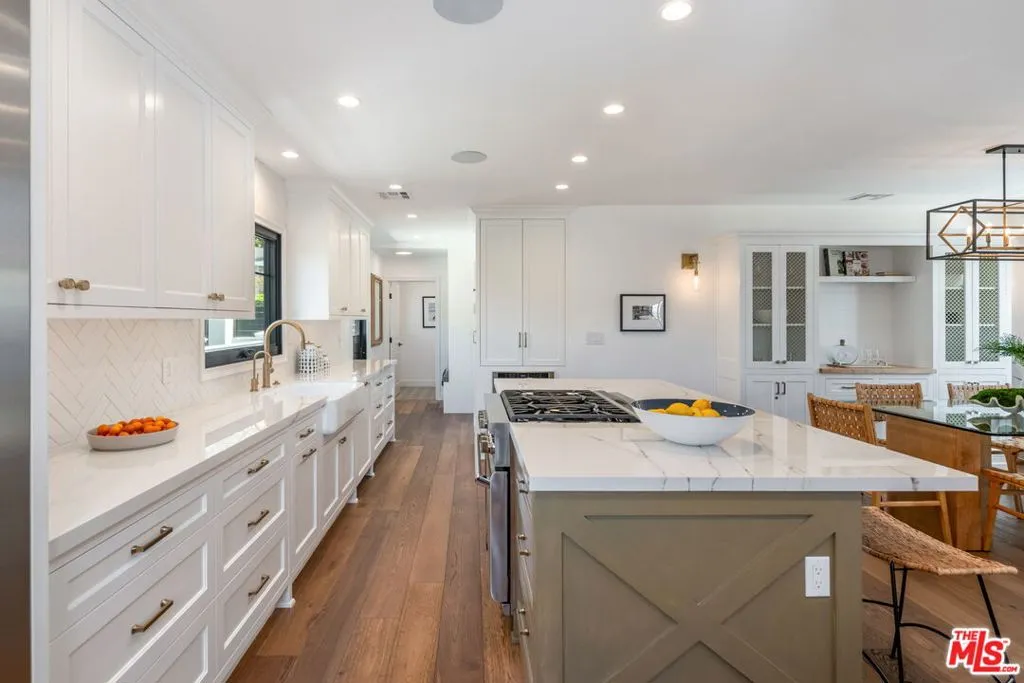 Santa Monica, California 90402, United States, 3 Bedrooms Bedrooms, ,4 BathroomsBathrooms,Residential,Pending,120092