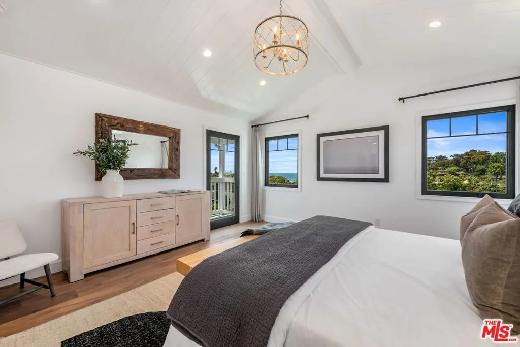 Santa Monica, California 90402, United States, 3 Bedrooms Bedrooms, ,4 BathroomsBathrooms,Residential,Pending,120092