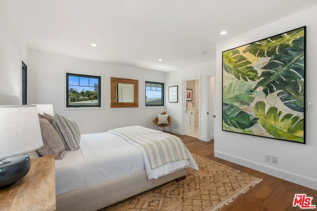 Santa Monica, California 90402, United States, 3 Bedrooms Bedrooms, ,4 BathroomsBathrooms,Residential,Pending,120092