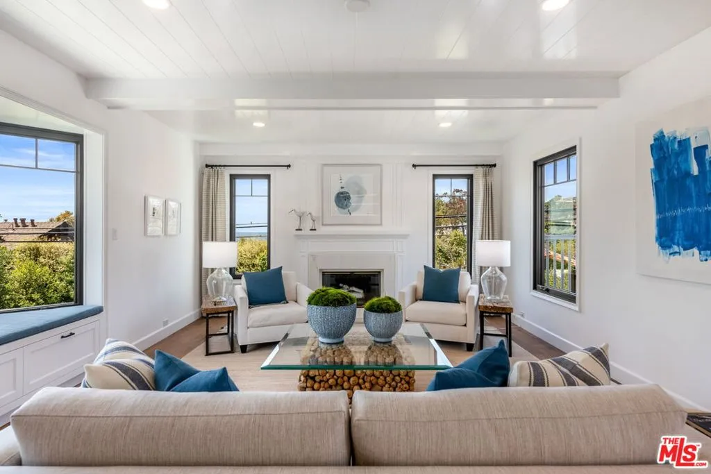 Santa Monica, California 90402, United States, 3 Bedrooms Bedrooms, ,4 BathroomsBathrooms,Residential,Pending,120092