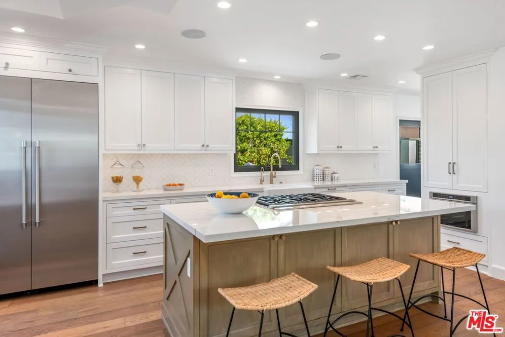 Santa Monica, California 90402, United States, 3 Bedrooms Bedrooms, ,4 BathroomsBathrooms,Residential,Pending,120092