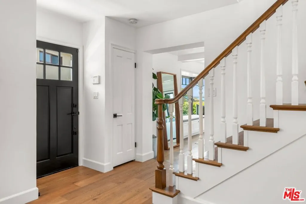 Santa Monica, California 90402, United States, 3 Bedrooms Bedrooms, ,4 BathroomsBathrooms,Residential,Pending,120092