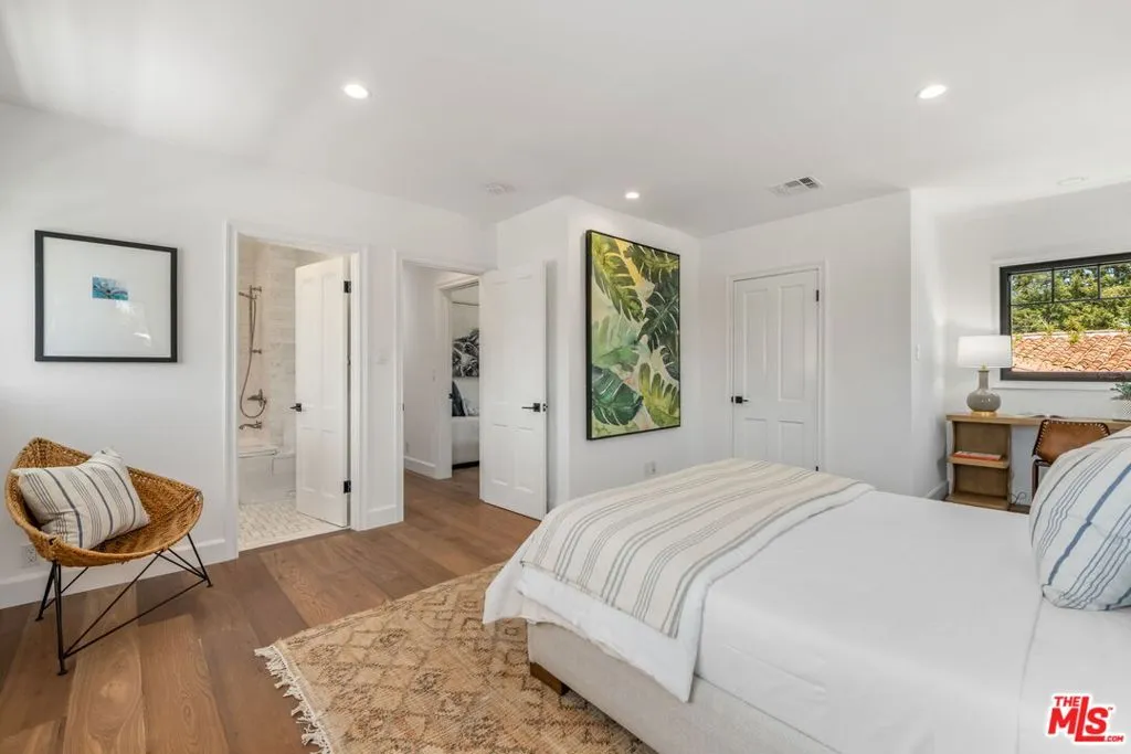 Santa Monica, California 90402, United States, 3 Bedrooms Bedrooms, ,4 BathroomsBathrooms,Residential,Pending,120092