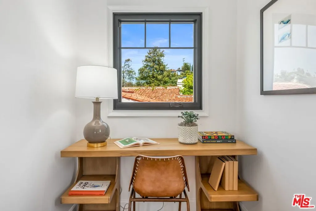 Santa Monica, California 90402, United States, 3 Bedrooms Bedrooms, ,4 BathroomsBathrooms,Residential,Pending,120092