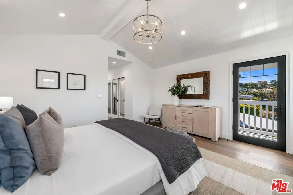 Santa Monica, California 90402, United States, 3 Bedrooms Bedrooms, ,4 BathroomsBathrooms,Residential,Pending,120092