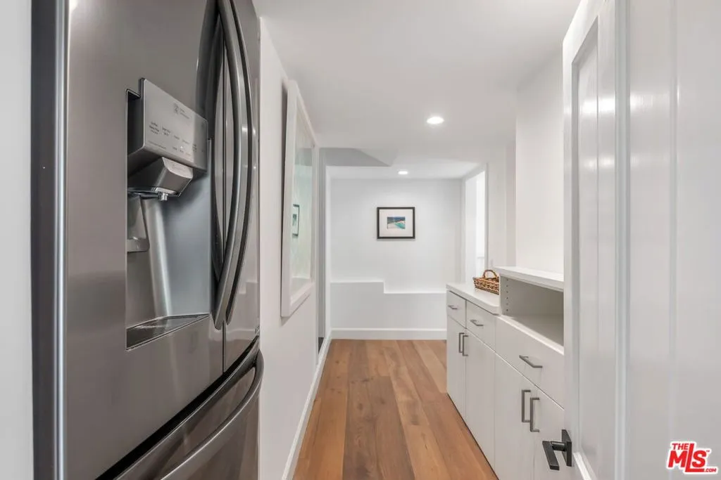 Santa Monica, California 90402, United States, 3 Bedrooms Bedrooms, ,4 BathroomsBathrooms,Residential,Pending,120092