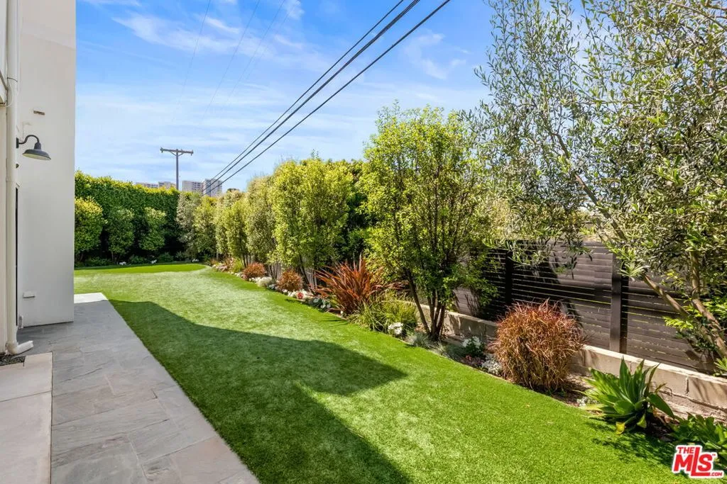 Santa Monica, California 90402, United States, 3 Bedrooms Bedrooms, ,4 BathroomsBathrooms,Residential,Pending,120092