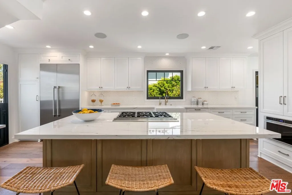 Santa Monica, California 90402, United States, 3 Bedrooms Bedrooms, ,4 BathroomsBathrooms,Residential,Pending,120092